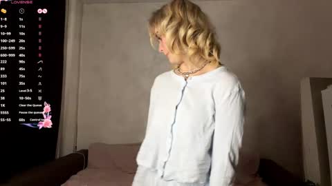Mia online show from May 5, 3:14 am
