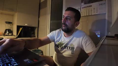 Snapshot of tarkan198 chatting on January 8, 4:44 am tarkan198 online show from January 8, 4:44 am
