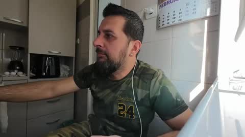 Snapshot of tarkan198 chatting on February 4, 10:21 am tarkan198 online show from February 4, 10:21 am
