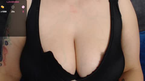 Snapshot of tarrant_ chatting on January 7, 1:35 pm tarrant_ online show from January 7, 1:35 pm