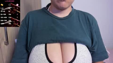 Snapshot of tarrant_ chatting on March 26, 12:39 am tarrant_ online show from March 26, 12:39 am