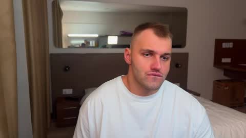 Snapshot of tasty_justin chatting on November 16, 6:35 pm My shows 2100500 UTC3 online show from November 16, 6:35 pm