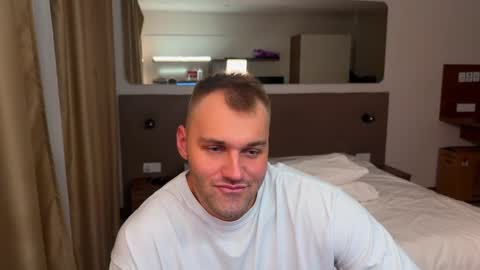 Snapshot of tasty_justin chatting on November 19, 6:08 pm My shows 2100500 UTC3 online show from November 19, 6:08 pm