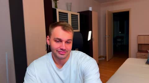 Snapshot of tasty_justin chatting on April 10, 8:46 pm My shows 2100500 UTC3 online show from April 10, 8:46 pm