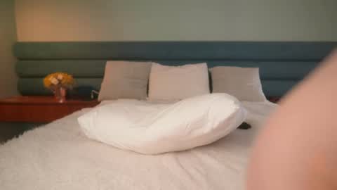 RHEA  pronanciation like Reya   online show from May 4, 7:37 am