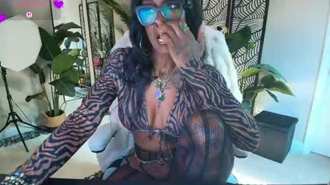 Snapshot of tatted_vixen chatting on May 17, 8:49 pm Tatted Queen online show from May 17, 8:49 pm