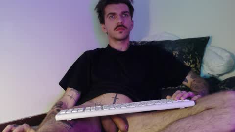 Snapshot of tattedentity chatting on January 18, 12:25 am David online show from January 18, 12:25 am