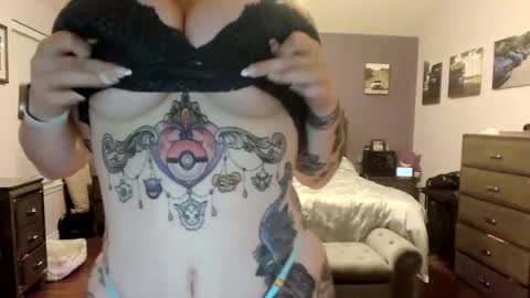Snapshot of tattedlasirena chatting on October 6, 11:51 am La Sirena online show from October 6, 11:51 am