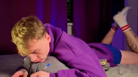 Snapshot of tattooed666cat chatting on December 15, 5:39 pm Alex but u can call me Theo online show from December 15, 5:39 pm