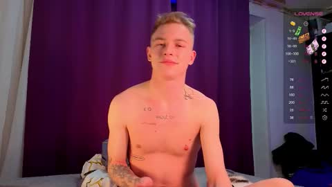 Snapshot of tattooed666cat chatting on December 18, 4:13 pm Alex but u can call me Theo online show from December 18, 4:13 pm