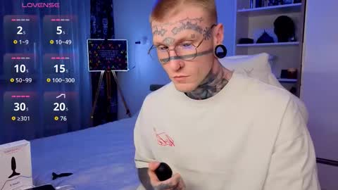 Snapshot of tattooed666cat chatting on February 13, 5:03 am Alex but u can call me Theo online show from February 13, 5:03 am