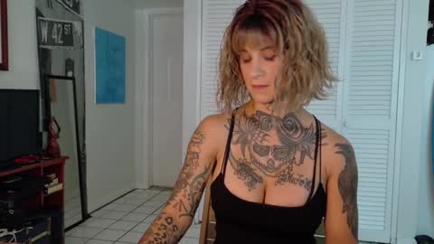 Snapshot of tattooed_natalia chatting on November 29, 8:01 pm Natalia 3 online show from November 29, 8:01 pm
