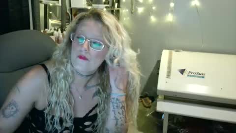 Snapshot of tattooeddirtyteacher chatting on January 2, 9:43 am Lisa Lovely online show from January 2, 9:43 am