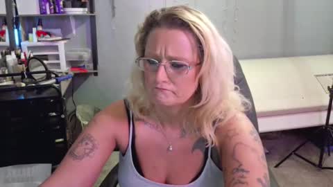 Snapshot of tattooeddirtyteacher chatting on January 28, 11:28 pm Lisa Lovely online show from January 28, 11:28 pm