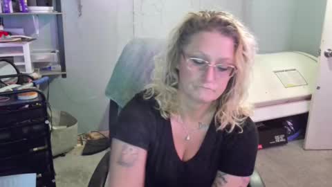 Snapshot of tattooeddirtyteacher chatting on February 2, 5:15 pm Lisa Lovely online show from February 2, 5:15 pm