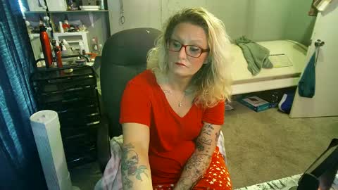 Snapshot of tattooeddirtyteacher chatting on February 19, 6:21 pm Lisa Lovely online show from February 19, 6:21 pm
