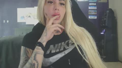 Snapshot of tatuada_safada chatting on December 23, 6:33 am tatuada_safada online show from December 23, 6:33 am