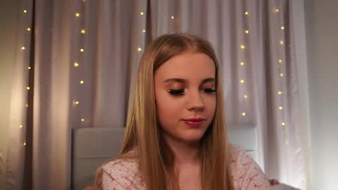 Snapshot of tayelin chatting on May 15, 5:09 pm Taya online show from May 15, 5:09 pm