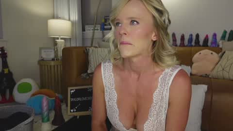 Snapshot of taylor_love_303 chatting on September 23, 10:18 am Taylor -- online show from September 23, 10:18 am