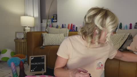 Snapshot of taylor_love_303 chatting on September 30, 10:09 am Taylor -- online show from September 30, 10:09 am