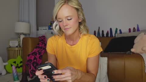 Snapshot of taylor_love_303 chatting on October 12, 10:03 am Taylor -- online show from October 12, 10:03 am