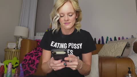 Snapshot of taylor_love_303 chatting on October 24, 10:11 am Taylor -- online show from October 24, 10:11 am