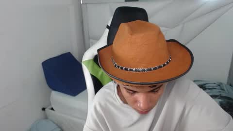 Snapshot of taylorr_junior_ chatting on April 2, 3:37 am TAYLOR online show from April 2, 3:37 am