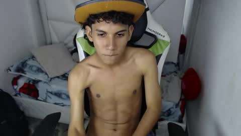 Snapshot of taylorr_junior_ chatting on April 6, 4:46 am TAYLOR online show from April 6, 4:46 am