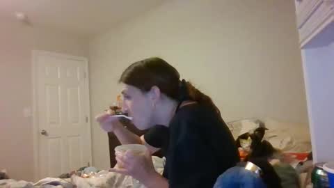 Snapshot of taylorslay chatting on May 6, 12:41 am taylorslay online show from May 6, 12:41 am