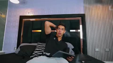 taylorsmiths_ online show from November 23, 3:17 am