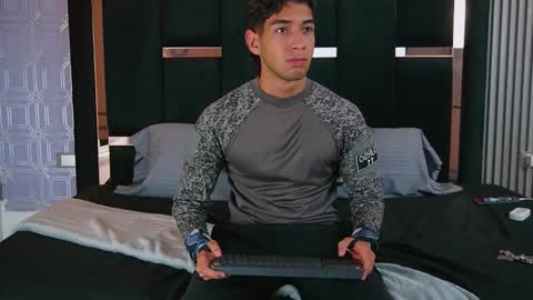 taylorsmiths_ online show from November 25, 3:06 am