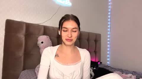 Snapshot of taynabourgois chatting on October 2, 2:13 pm Bella online show from October 2, 2:13 pm