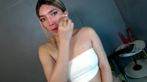 Snapshot of te_amo28 chatting on February 3, 3:53 am ellaine online show from February 3, 3:53 am