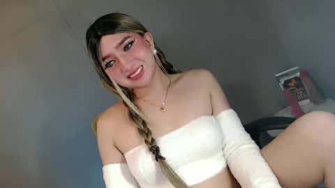 Snapshot of te_amo28 chatting on March 11, 1:05 am ellaine online show from March 11, 1:05 am
