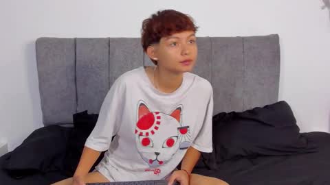 Snapshot of tefi_meow_ chatting on February 27, 1:11 pm Estefani online show from February 27, 1:11 pm