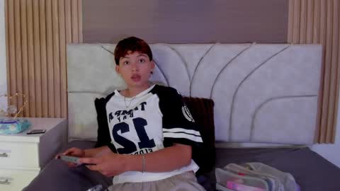 Snapshot of tefi_meow_ chatting on April 4, 4:26 pm Estefani online show from April 4, 4:26 pm