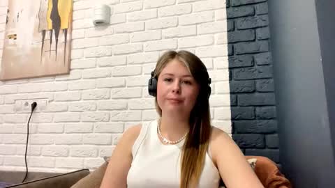 Snapshot of templeholberg chatting on March 13, 9:05 am Lana online show from March 13, 9:05 am