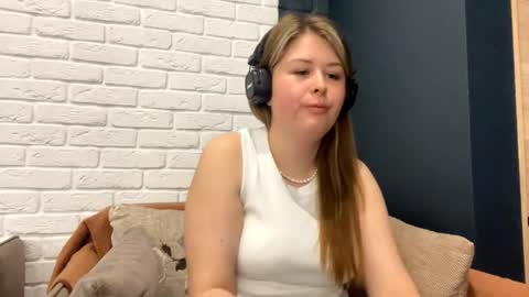 Snapshot of templeholberg chatting on March 15, 9:15 am Lana online show from March 15, 9:15 am