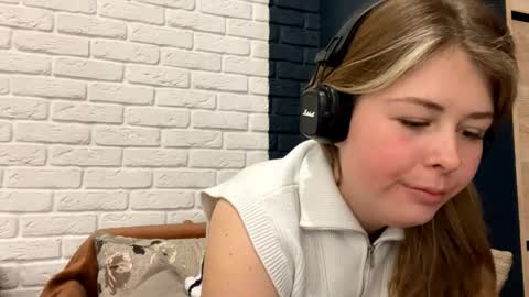 Snapshot of templeholberg chatting on March 20, 6:29 am Lana online show from March 20, 6:29 am