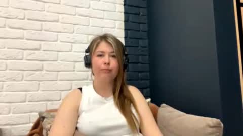 Snapshot of templeholberg chatting on March 23, 7:12 am Lana online show from March 23, 7:12 am