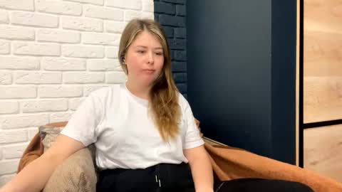 Snapshot of templeholberg chatting on March 24, 6:29 am Lana online show from March 24, 6:29 am