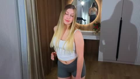 Snapshot of templesolheim chatting on April 16, 2:12 am Sara online show from April 16, 2:12 am