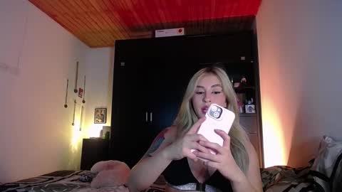 Snapshot of temptationsweet__ chatting on March 11, 8:31 am Sara online show from March 11, 8:31 am