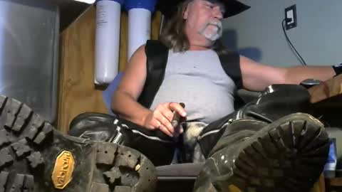 Snapshot of tennredneck chatting on November 1, 2:24 am Tennredneck online show from November 1, 2:24 am