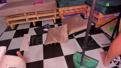 Snapshot of teretwerk_23 chatting on February 19, 4:34 am teresa  help me reach 100 like online show from February 19, 4:34 am