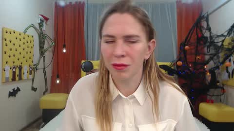 Snapshot of tessadaybreak chatting on October 11, 7:40 am tessadaybreak online show from October 11, 7:40 am