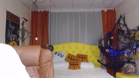 Snapshot of tessadaybreak chatting on October 14, 6:25 am tessadaybreak online show from October 14, 6:25 am