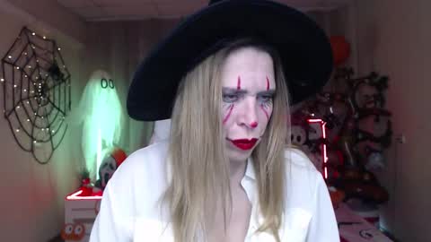 Snapshot of tessadaybreak chatting on October 31, 8:37 am tessadaybreak online show from October 31, 8:37 am