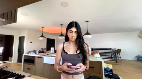 babygirlmami online show from April 29, 6:25 pm