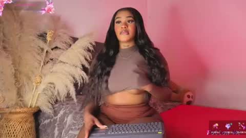 Snapshot of thalyanna_ebony chatting on June 11, 9:24 pm thalyanna_ebony online show from June 11, 9:24 pm